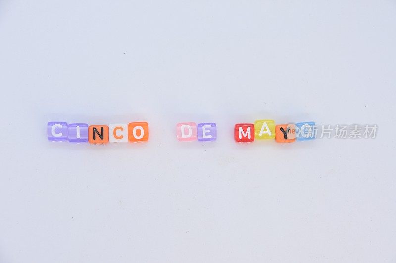 由字母立方组成的单词CINCO DE MAYO